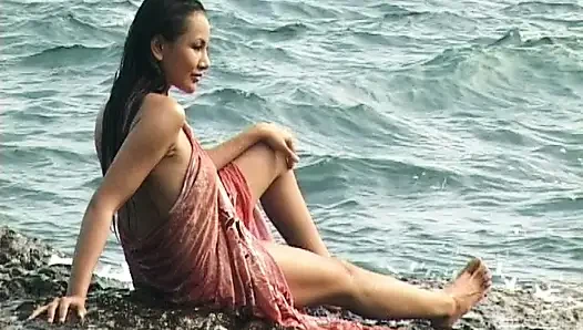 Cewek Asia cantik berpose sambil ganti baju