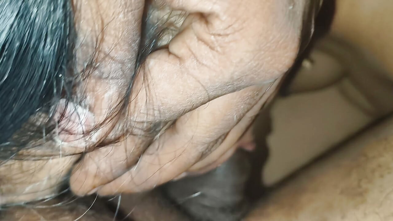 Dì Anu Telugu mặc đồ đen một mảnh