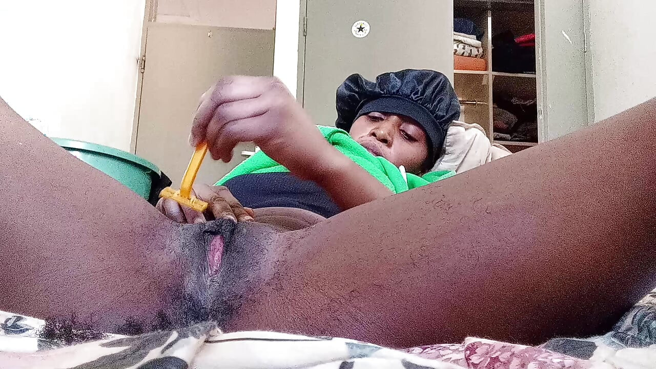 男はきれいな膣が好きだ、俺の膣を剃ろう