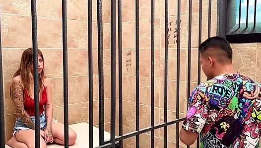 Gadis kasar mendapat pelajaran bercinta, berakhir penuh dengan susu