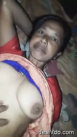 成熟的女仆胸部和阴户