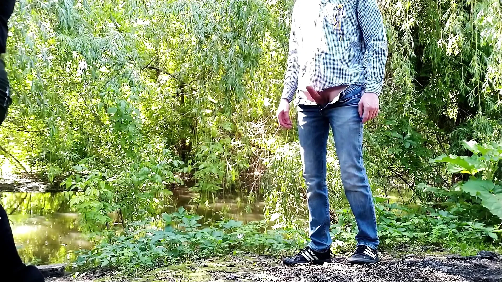 Zrela milfa me je drkala i pušila mi kurac