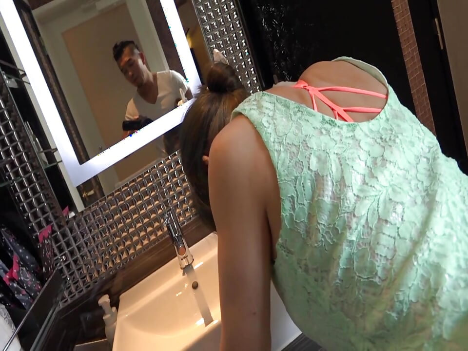 MILF Seeking for a Sex on a Dating Site After Messy Divorce