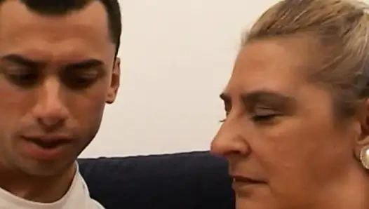 Doyumsuz sürtük tüm sikiş deliklerine sonsuz yarak alıyor