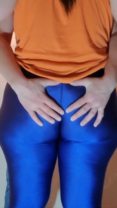 Spektakulärer moment aus "Nicht viel besser als ein riesiger arsch in glänzenden spandex-Leggings"