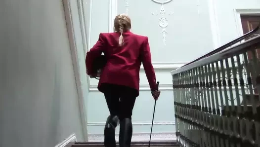 Reiche Blonde Milf bekommt nach Dreier Anal Crampie