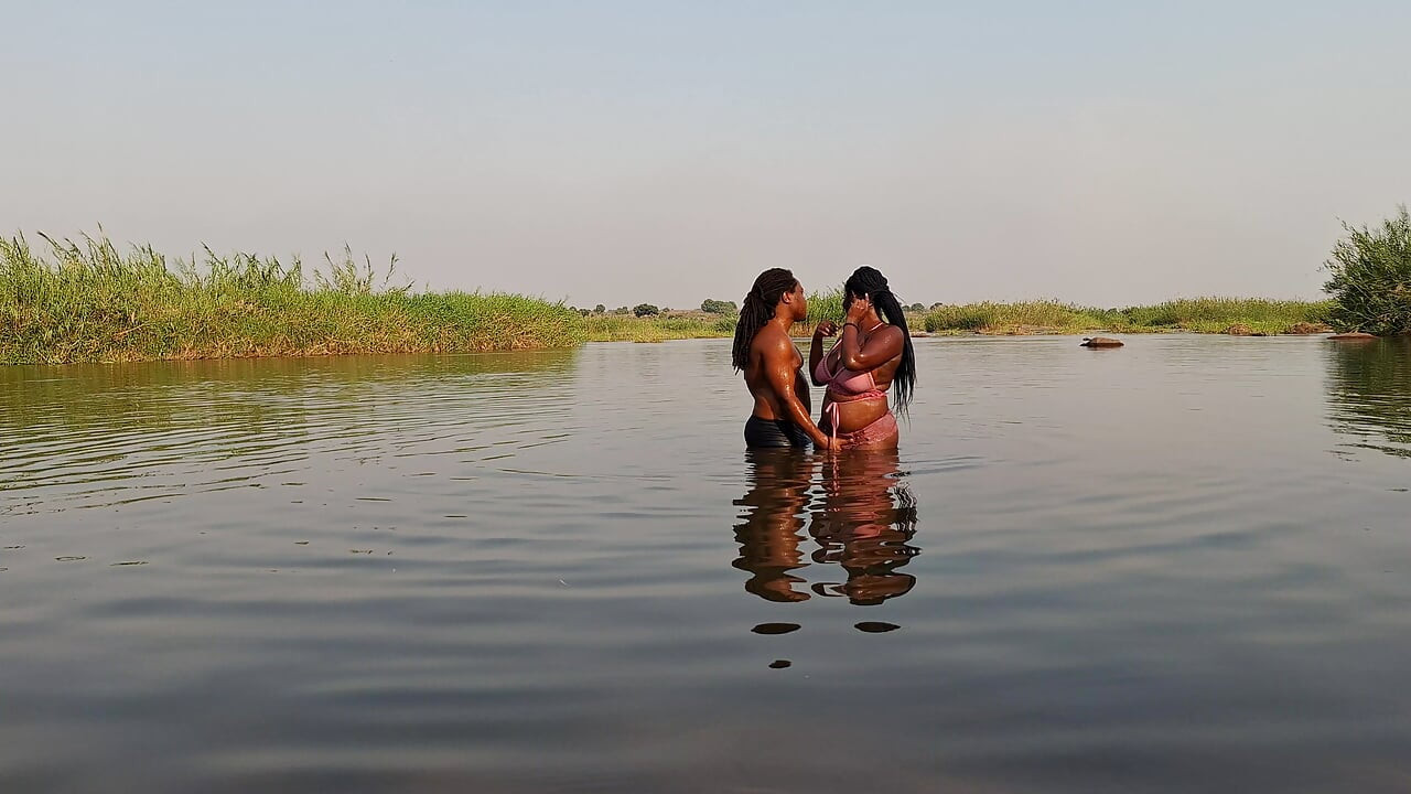 Sex auf der Insel in der Wüste mitten im Ozean ficken vor Menschenmenge