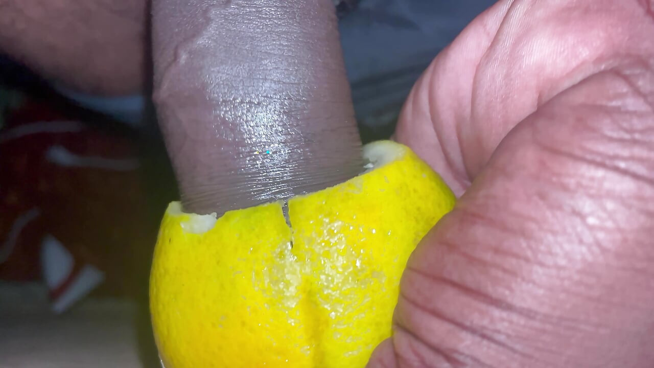 印度德西男孩与橙色的鸡巴操逼。