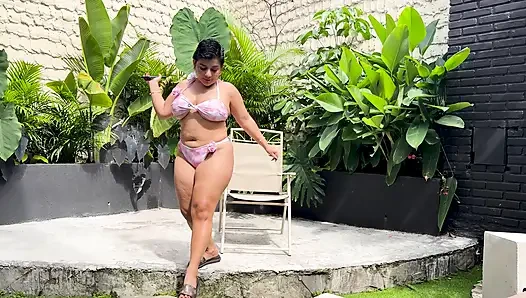 Pelacur semok ini selingkuh dari pacarnya sama pria asing dengan kontol besar di halaman resor