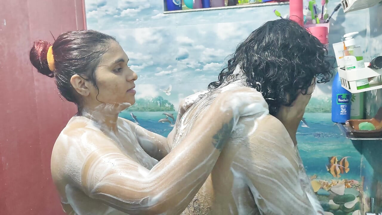 Romanticismo da bagno con sega e sgrilletta del pene sul culo