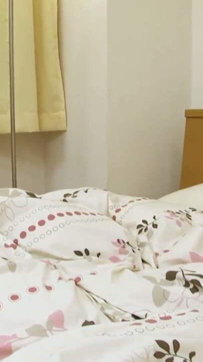 내 계부가 나를 열심히 따먹고 내 쪼이는 보지를 핥아 | 클립 1