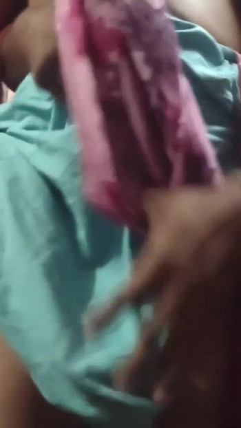 Ντόπιο βίντεο Ινδής Ινδής με ινδικό φόρεμα με μπλούζα και όμορφο σύζυγο | Κλιπ 1