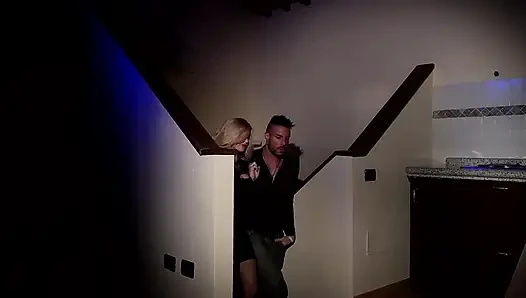 Büyük göğüsler - sarışın orta yaşlı seksi kadın sert seks seviyor