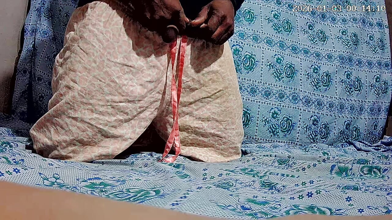 صبي داسي هندي يعمل باليد في غرفة الفندق 28755