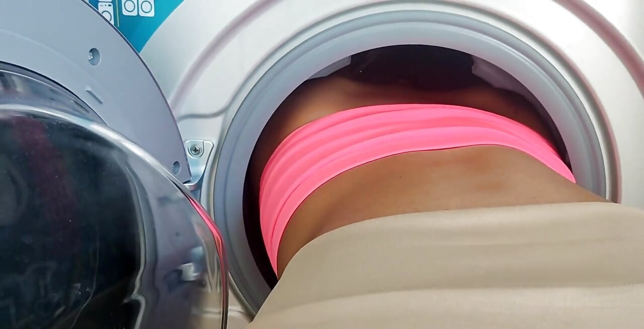 私は洗濯機の中に閉じ込められ、義理の息子に助けを求めたところ、彼はその状況を利用しました