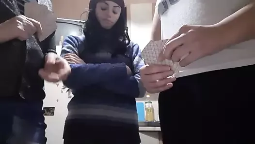 Elle a joué sa copine aux cartes - lesbian-candys