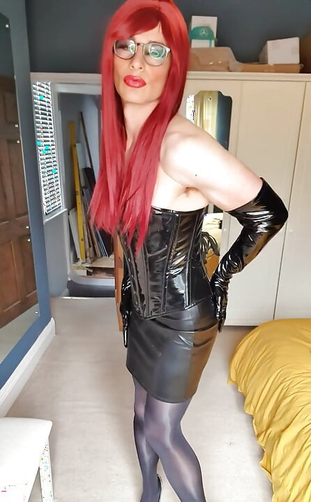 Preferați roșcatele? Îmbrăcată în pvc pervers și colanți moi strălucitori, stăpâna Jessica se strecoară în mănușile ei lungi din pvc