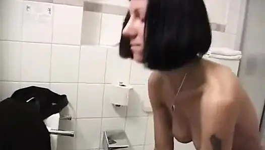 Minyon sürtük duşta ıslak amını tatmin ediyor