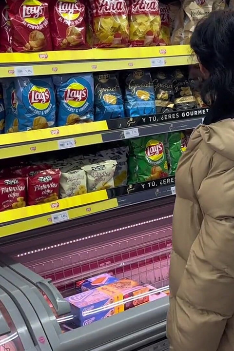 Dziewczyna ze sklepu łapie mnie za rzepę