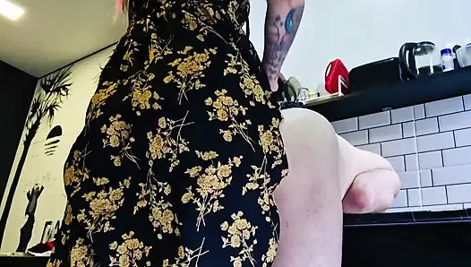 Analstreiche, Strap-on-Sex in der Küche.