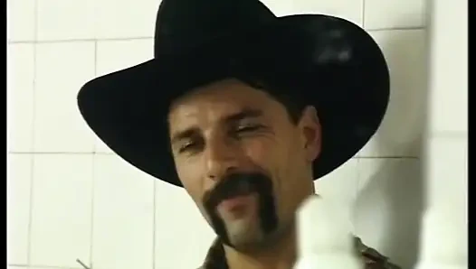 Esmerin sıkı göt deliği tanrısı banyoda sikiliyor