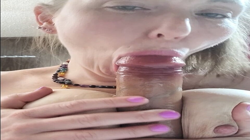 Heb je melk? Mijn tieten voor je melken tijdens het zuigen op een monsterlul