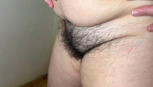 Bonito striptease seguido de la masturbación de la guapa peluda Zara