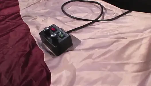 Esmer piliç Sybian'la zevk alıyor ve sert bir yarak emiyor - dvd