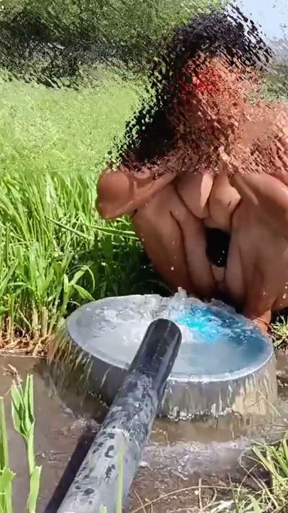 Kheton mein desi sauteli bahan Sadi utaar kar Naha Rahi Hai khula bathroom jungle mein bhabhi Naha rahi hai sasur ji… | Clip 1