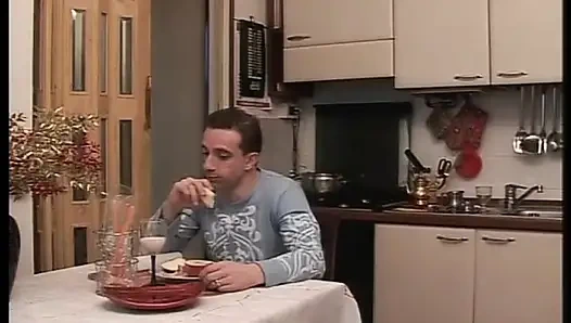 Ateşli olgun ev hanımı hırçın üvey oğlunu saksoyla teselli ediyor