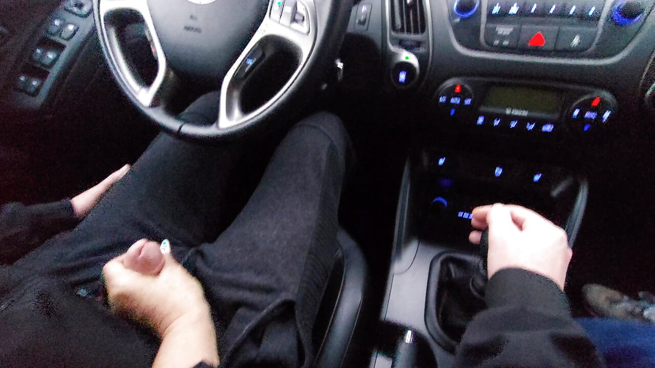 Amateur-MILF gibt einem taxifahrer einen handjob und neckt ihn im auto, in der Öffentlichkeit