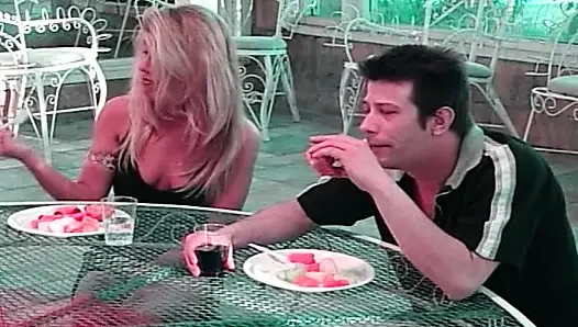 Veranda masasında sarışın baştan çıkarıcı kadın: ateşli oral eğlence