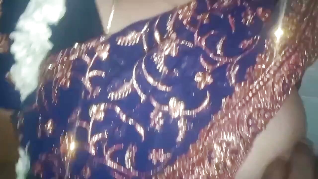 Hintli varshini teyze göğüslerini sikiyor