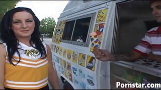 Sexo de quatro dentro da van de sorvete com Melissa Matthews