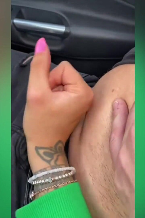 Punheta no carro com enorme gozada