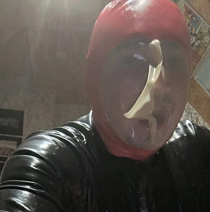 Breath play maszk és latex cicaruha