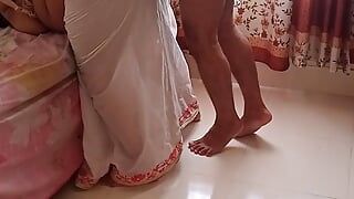 Egyptische sexy slet oma draagt een saree als haar kleinzoon heet wordt, haar grote tieten en grote kont ziet, bindt dan haar handen vast en neukt haar