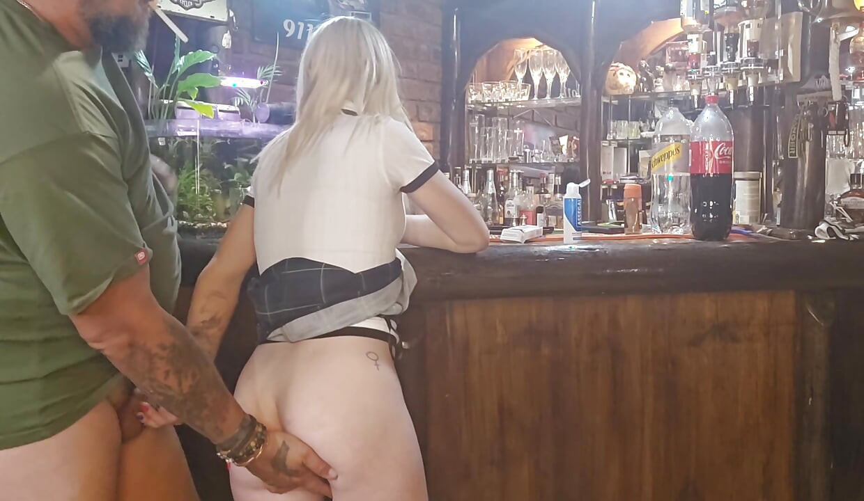 Corno assistindo meu amigo foder meu dedo com minha esposa em pé