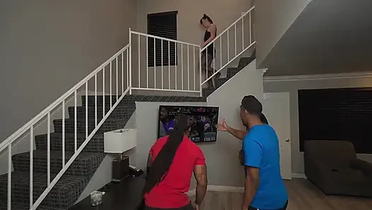 Шлюшка с 3 дырками растягивается на 3 больших черных члена