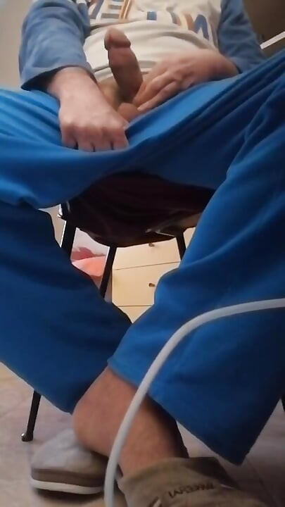 我那勃起的鸡巴占据了整个智能手机屏幕