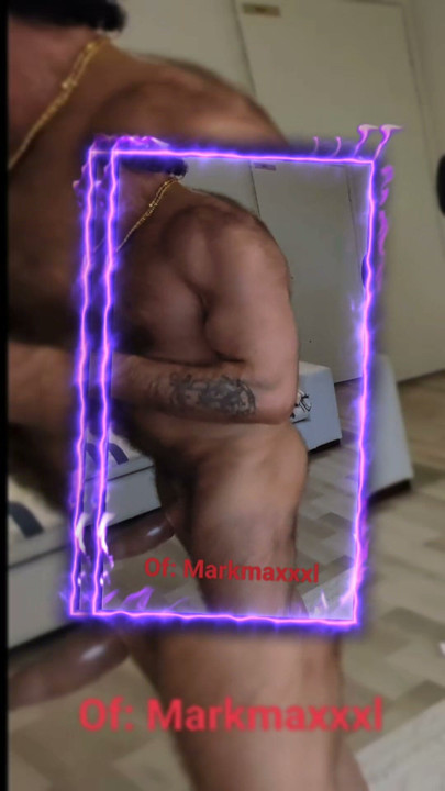 Μυώδης τύπος με μεγάλο πούτσο γυρίζει OnlyFans