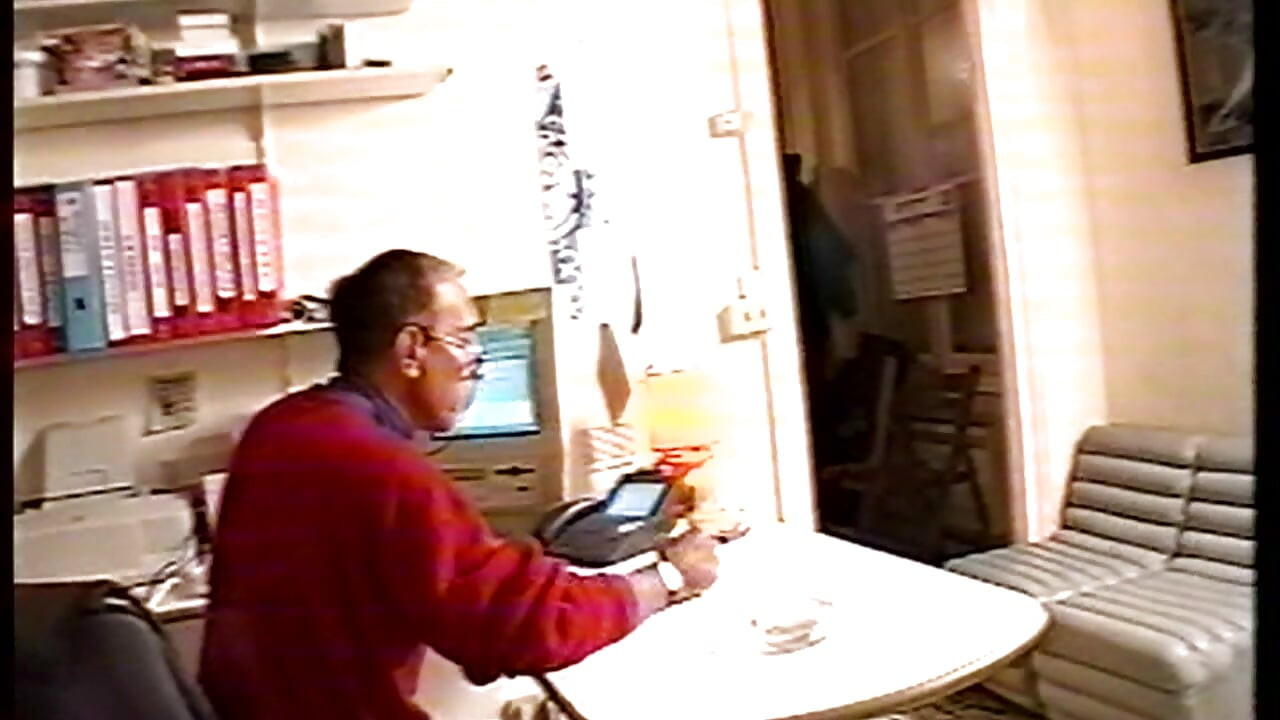 Peituda madura gata esticada por telefone do escritório e pau latejante