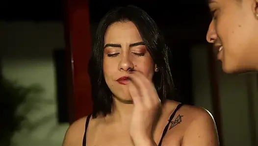 Предлагая мою милфу-соседку: Она приветствует меня в квартире, трясу ее задницей в мое лицо