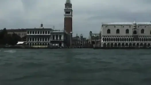 Toket besar seksi suka dua penis besar