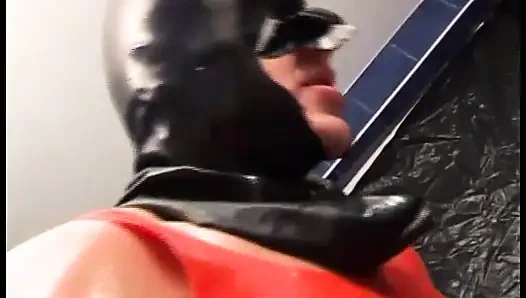 Azgın lateks bebek banyoda sert sikiliyor