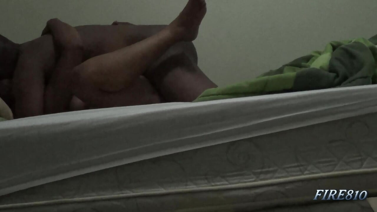 Cực khoái lẫn nhau với người vợ vú to của tôi trong khi banh rộng hai chân của cô ấy