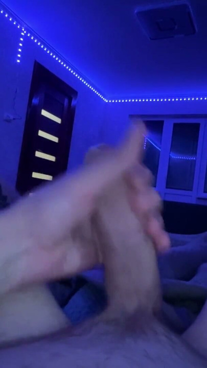 Sporty guy jerking off his dick | Clip 1