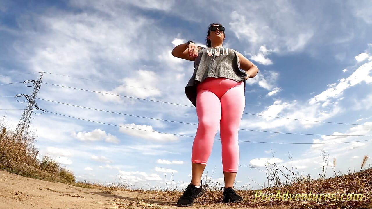 Meando a través de sus medias en un día caluroso - chica gorda hace pis con enorme chorro al aire libre