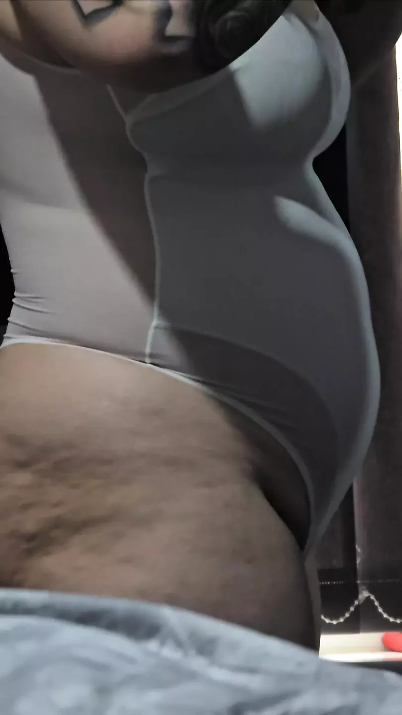 Madrasta em body branco sexy e bunda grande tem pau do enteado em ereção