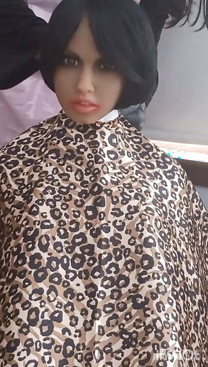 정액이 무엇인지 미리 보기, 이발 망토를 모델링하는 Julia